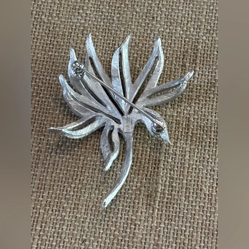 CROWN TRIFARI VINTAGE BRUSHED SILVER TONE PLANT BROOCH